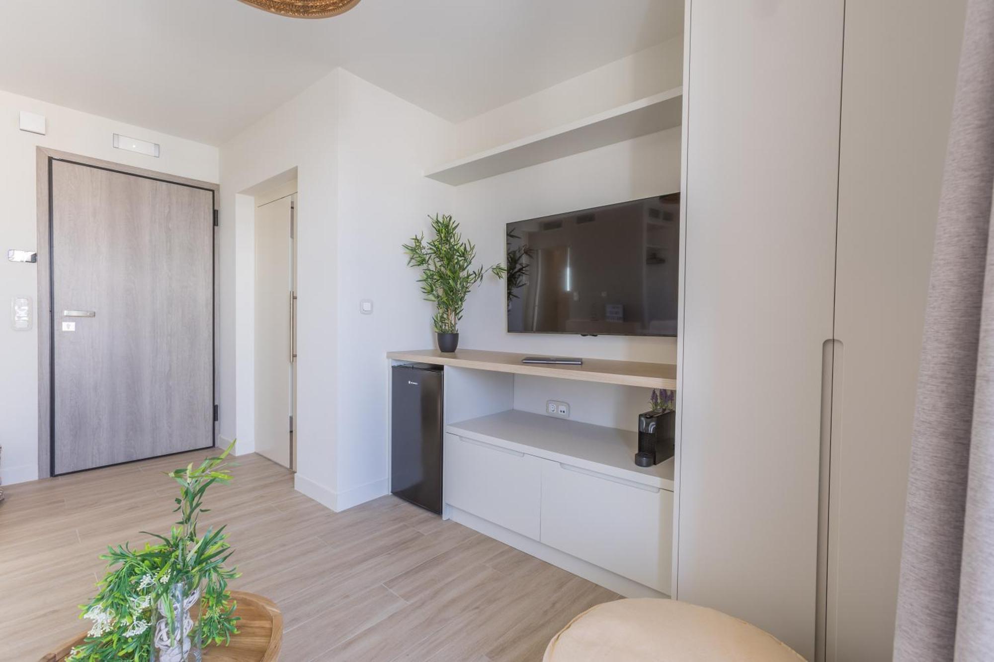 The Mediterranean Suites Пирей Экстерьер фото