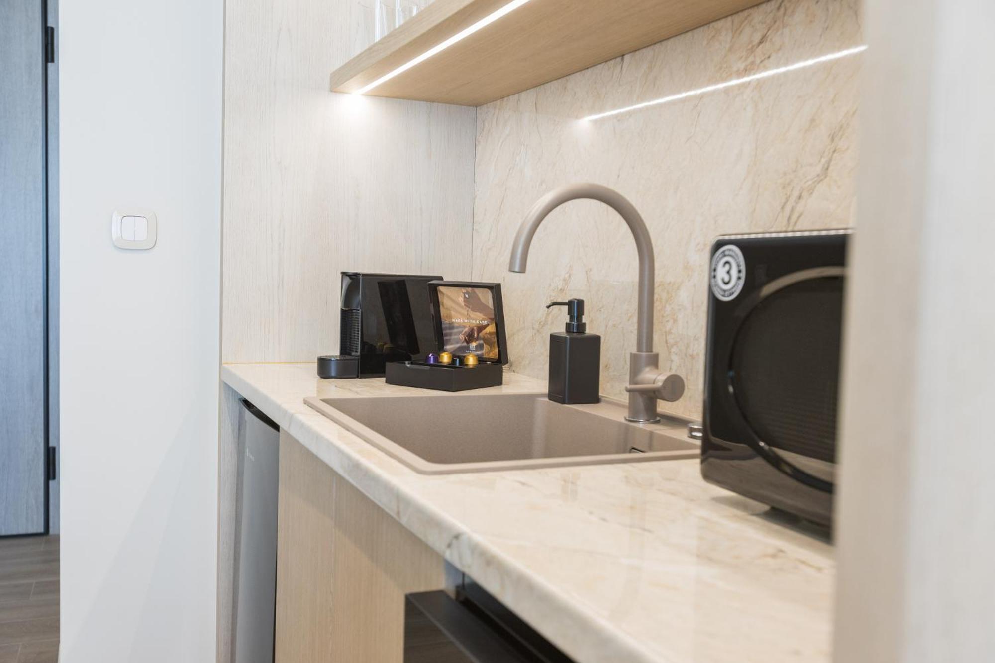 The Mediterranean Suites Пирей Экстерьер фото