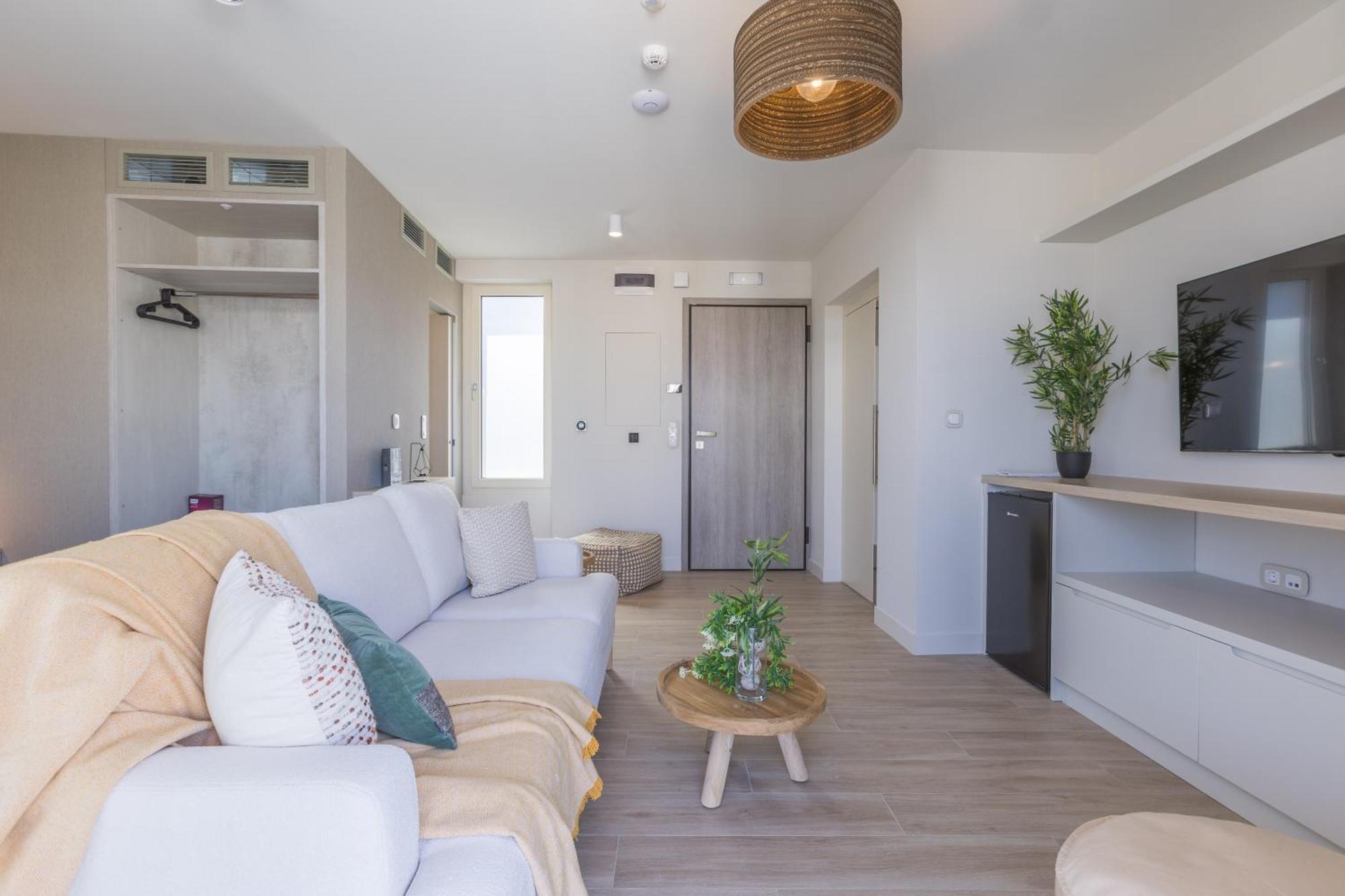 The Mediterranean Suites Пирей Экстерьер фото