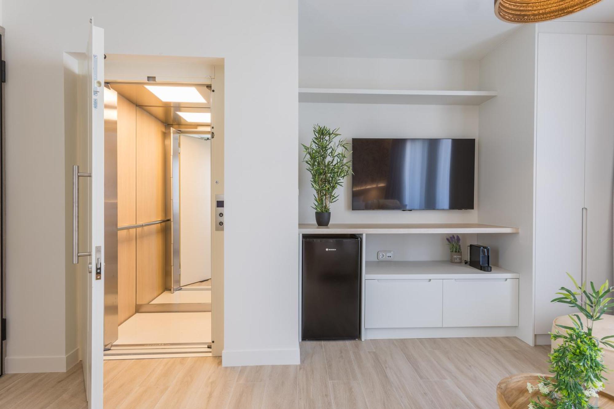 The Mediterranean Suites Пирей Экстерьер фото
