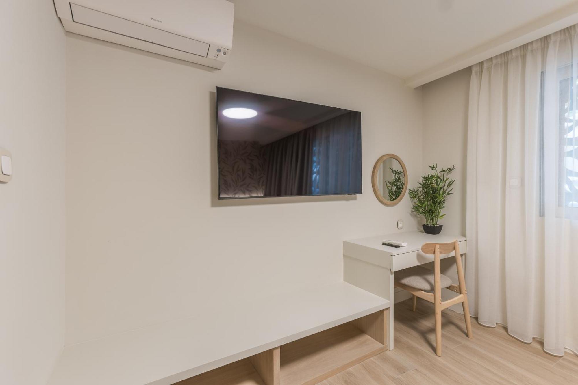 The Mediterranean Suites Пирей Экстерьер фото