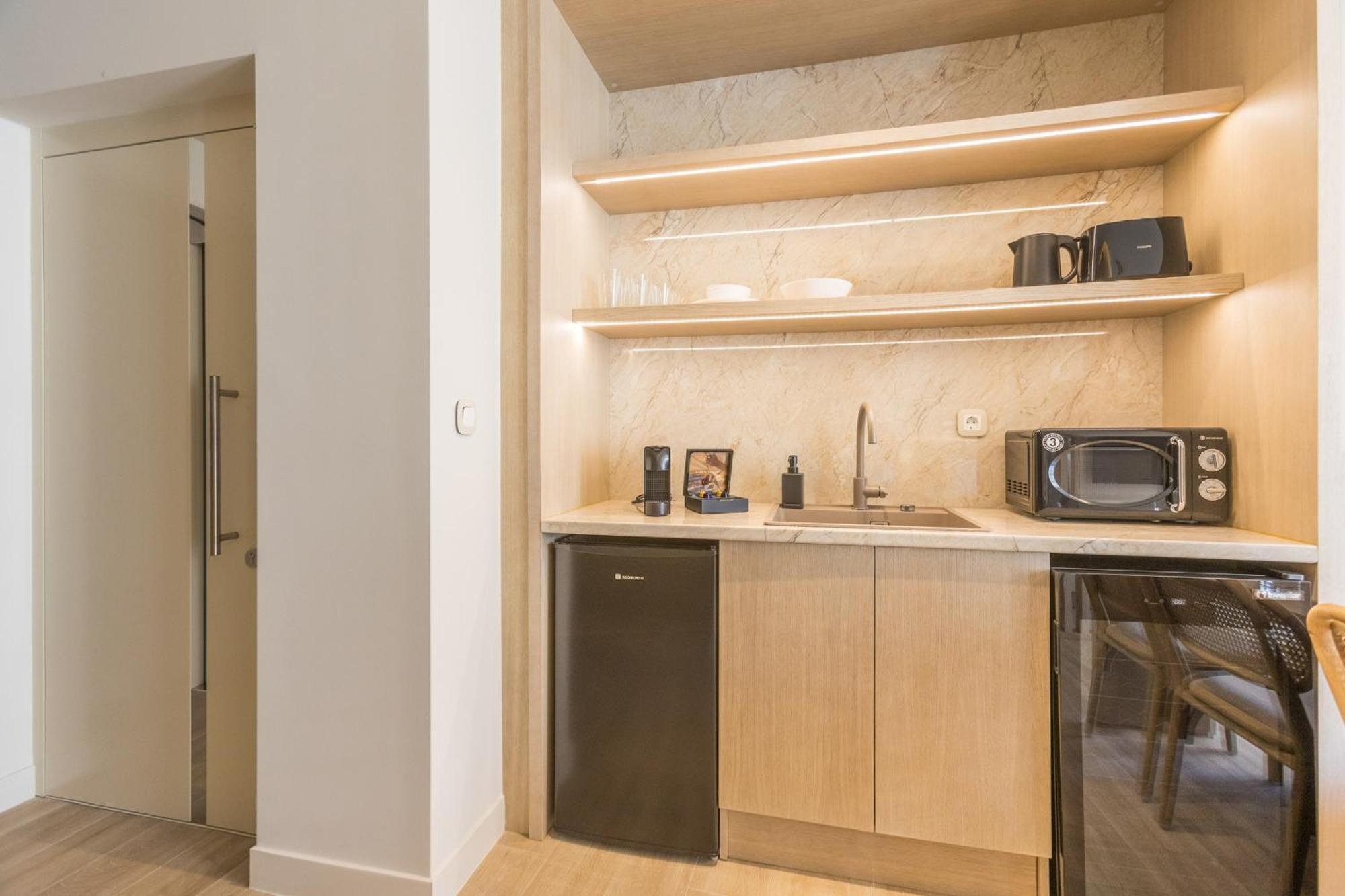 The Mediterranean Suites Пирей Экстерьер фото